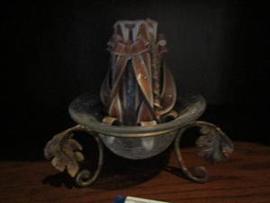 lot 105 image: Dcor candle inside candle stand Christmas dcor, 9
