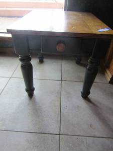 lot 125 image: 212622 side table with 1 drawer
