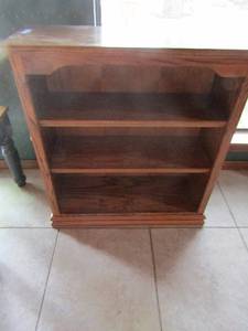 lot 126 image: 3 tier wooden bookshelf 373513