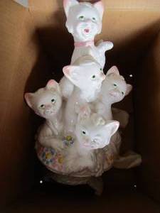 lot 138 image: Cat dcor bottom is broke but has piece