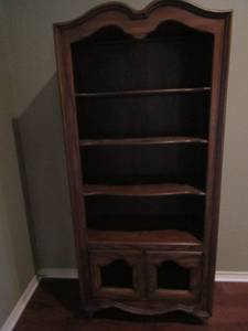 lot 13 image: Wooden 4 tier book shelf with 2 doors at bottom, 763416