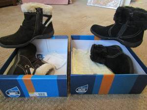 lot 148 image: 2 pair of bares traps women boots size 7 12 qty 2