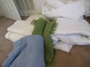 lot 149 image: Lot of various quilts and throws