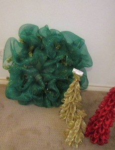 lot 170 image: Large green wreath, glitter Christmas tree dcor qty 3