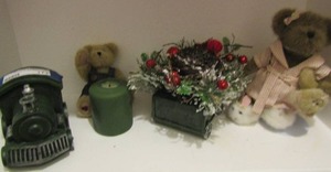 lot 171 image: 2 teddy bears, green candle  TRAIN & more  Christmas dcor