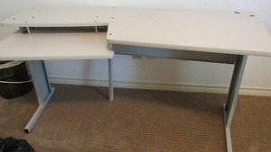 lot 228 image: Computer desk white, size unknown atm