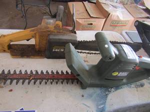 lot 240 image: McCulloh 14ES chainsaw, B&D hedge trimmer