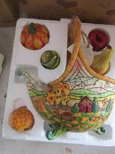 lot 23 image: Jim shores figurine Basket of plenty set includes 6 pieces,