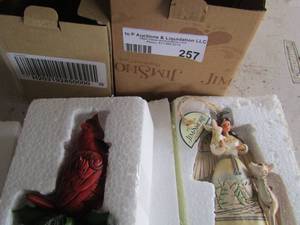 lot 257 image: JIM SHORES 40411010 Mini cardinal- 4051540 White woodland angel- Jim shores collection qty 2