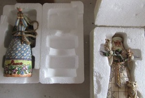 lot 27 image: Jim SHORES  4050011 White woodland Santa- 4005272 Peace angel with dove- Jim Shore collection qty 2