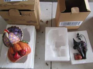 lot 21 image: Jim SHORES 4034439 Mini black cat- 4034446 Gobble up the goodness- Jim shores collection  qty 2