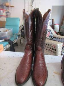 lot 262 image: Lucchese pair of size 9 cowboy boots new