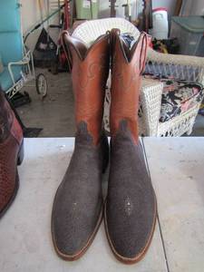 lot 263 image: Lucchese pair of mens boots size 9 new