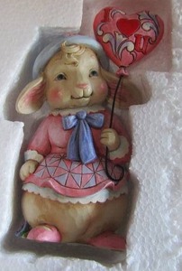 lot 270 image: JIM SHORES 4054533 love is in the air - Jim shores collection