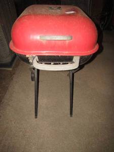 lot 198 image: Red outdoor charcoal grill in great shape