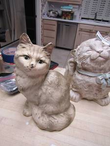 lot 188 image: 2 cat figurine
