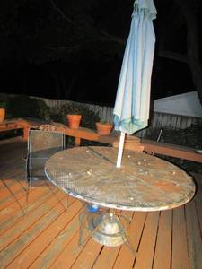 lot 8 image: Metal outdoor patio furniture no cushions qty 4 chairs and 1 oval table, also comes with the umbrella in center of table�pictured below