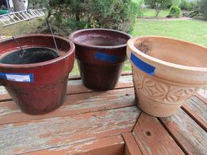 lot 287 image: 2 10 x 13 maroon planter pots, 11 inch butterfly planter pot