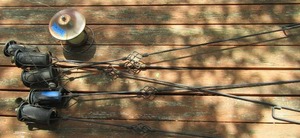 lot 304 image: 1 hanging bird feeder, 5 metal tiki torches in good condition