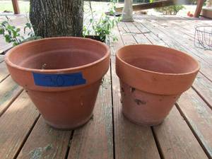 lot 307 image: CLAY Pots with one stand