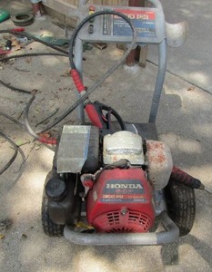lot 315 image: Honda 2600 psi power washer with all types of ends for washing, unknown working condition, all pieces included