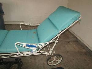 lot 318 image: Metal chase lounge with light green cushions very nice, clean with 2 wheels for easy ability to move
