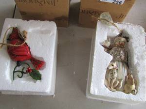 lot 256 image: JIM SHORES 4017603 Cardinal- 4051541 White woodland snowman- Jim shores collection qty 2