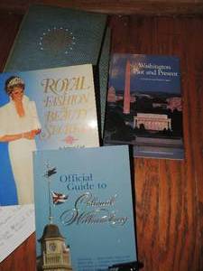 lot 367 image: Washington past and present,  Guide to colonial Williamsburg Lady Diane fashion and beauty and more