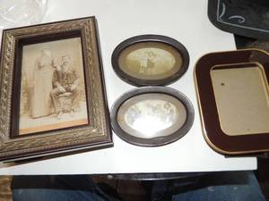 lot 382 image: Vintage pictures