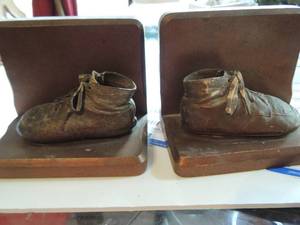 lot 390 image: Bronze baby shoes book ends