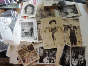 lot 421 image: Vintage photos and small album