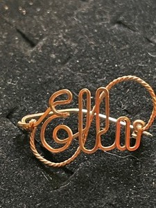 lot 430 image: Wire gold pin ELLA