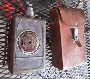 lot 343 image: VINTAGE BELL & HOWELL MOVIE CAMERAS