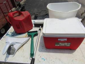 lot 348 image: IGLOO SMALL ICE CHEST,  GAS CAN, DUSTPAN, SQUEEGE,  BUCKET