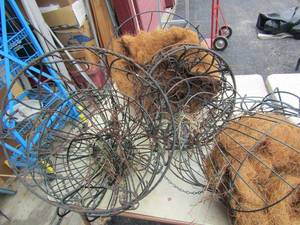 lot 350 image: SEVERAL METAL HANGING BASKETS - SOME COCONUT HUSK MATSINSERTS