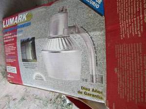 lot 602 image: Lumbar out door pole light in original box opened