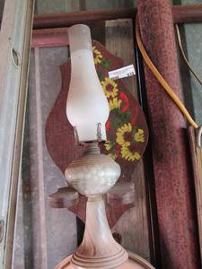 lot 610 image: Vintage wall mount lamp with shade