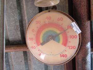 lot 611 image: outdoor aright temperature gauge
