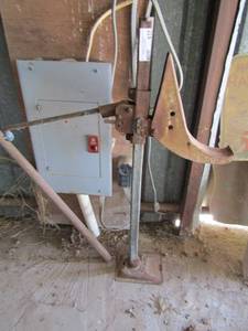 lot 617 image: Vintage floor jack with crank