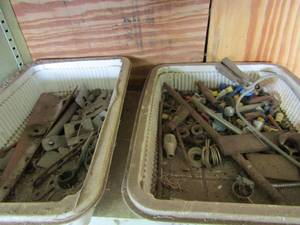 lot 677 image: Door hinges large, electric clips
