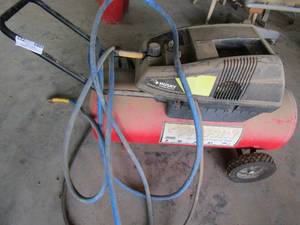 lot 723 image: Husky air compressor