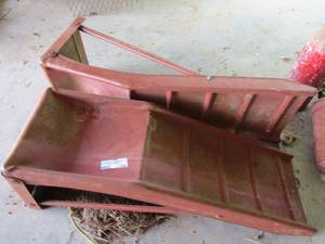 lot 724 image: 2 red metal ramps