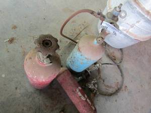 lot 725 image: 3 co2 tanks with hoses