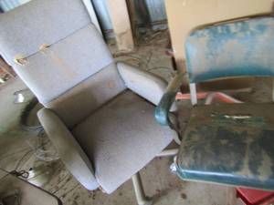 lot 755 image: grey office chair- green rolling chair