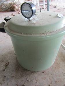 lot 773 image: Sears canner green in color with top