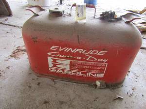 lot 787 image: Evinrude 5 gallon gas can