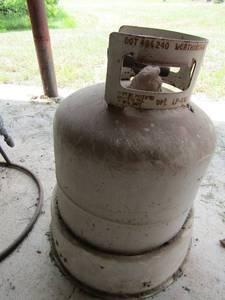 lot 789 image: Worthington propane tank on stand
