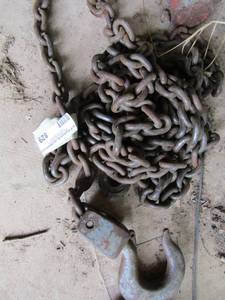 lot 829 image: heavy duty tow chain
