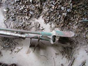lot 830 image: Large post hole digger, &  2 hoes