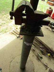 lot 833 image: vise on stand